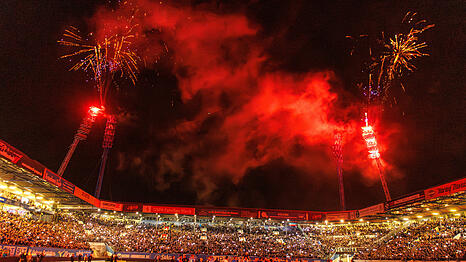 Der FC Hansa Rostock schickte die alten Flutlichtmasten mit einer großen Pyro-Show in Rente.