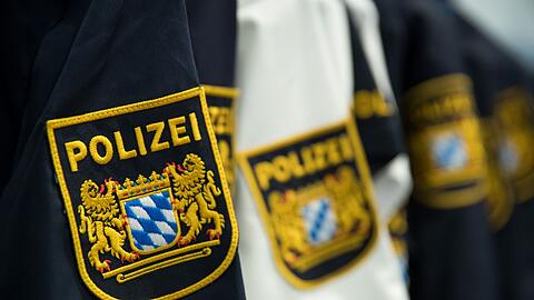 Was ist mit den 2.000 versprochenen neuen Polizeistellen? Die SPD hat nachgefragt. (Illustration)
