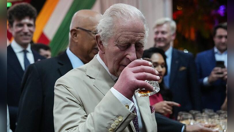 König Charles durfte in Guyana einen besonderen Rum verkosten. König Charles durfte in Guyana einen besonderen Rum verkosten.