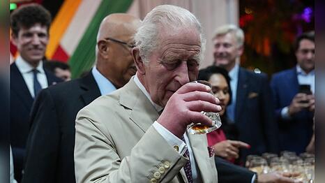 K&ouml;nig Charles durfte in Guyana einen besonderen Rum verkosten.