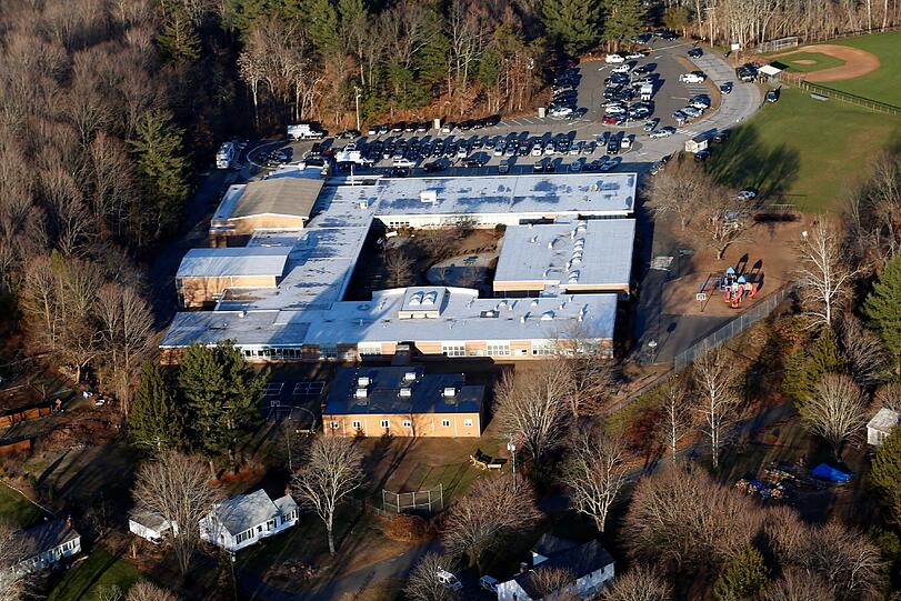 Die Sandy-Hook-Grundschule wurde zum Ort des Grauens. Der 20-jährige richtet ein Blutbad an. Er tötete 26 Menschen und anschließend sich selbst.