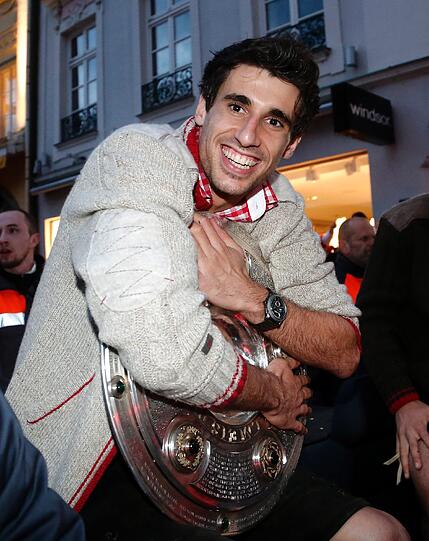 Der FC Bayern feiert die 23. Deutsche Meisterschaft. Mit einem Autokorso fuhren Spieler, Trainer und Funktionäre vom Stadtrand zur Fan-Party auf den Marienplatz. Die besten Bilder vom Korso.