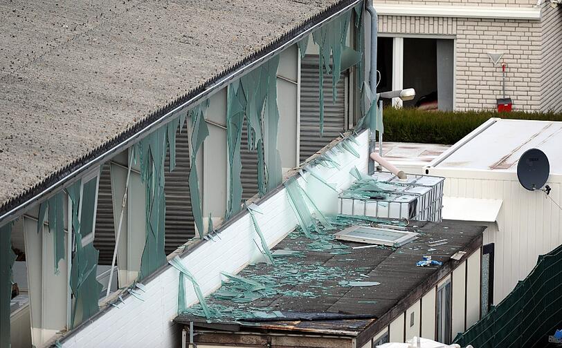 Bei Baggerarbeiten in Euskirchen in der Nähe von Bonn ist eine Weltkriegs-Bombe explodiert. Der Baggerfahrer kam
ums Leben. Bilder vom Unglücksort.