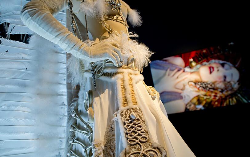 Jean Paul Gaultiers Ausstellung "From The Sidewalk To The Catwalk" macht Halt in München
