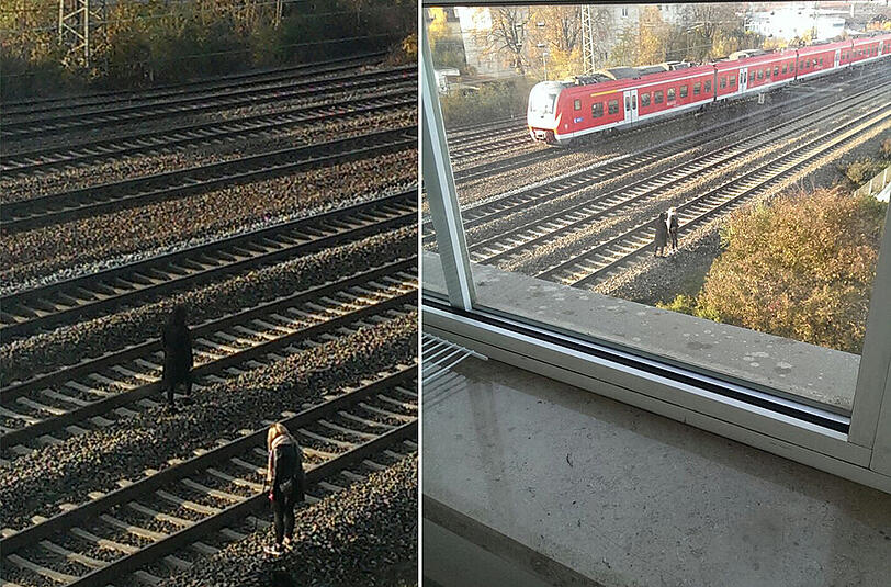 Ein Zeuge machte Fotos der beiden Frauen im Gleis.