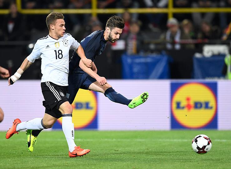 Joshua Kimmich - Note 3: Bei Bayern unter Trainer Ancelotti nur Teilzeitarbeiter im defensiven Mittelfeld, bei Löw als Rechtsverteidiger gesetzt. Hatte einen schweren Stand gegen die schnellen Briten.