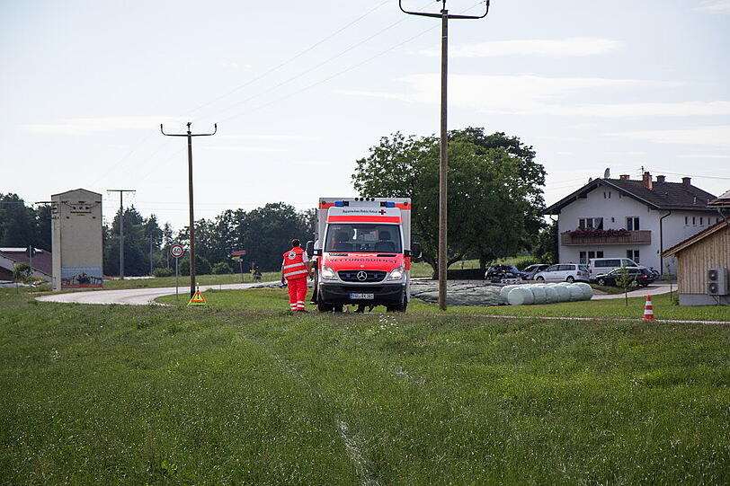Bei einem Unfall an einer Kreuzung in Weildorf ist am Freitag eine Person schwer verletzt worden. Ein Mercedes-Fahrer hatte einen Skoda übersehen - es kam zum Zusammenstoß.