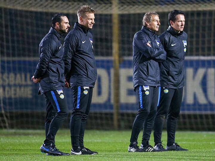 Das neue Trainerteam von Hertha BSC: Co-Trainer Alexander Nouri (l-r), Co-Trainer Markus Feldhoff, Trainer Jürgen Klinsmann und Athletiktrainer Henrik Kuchno.