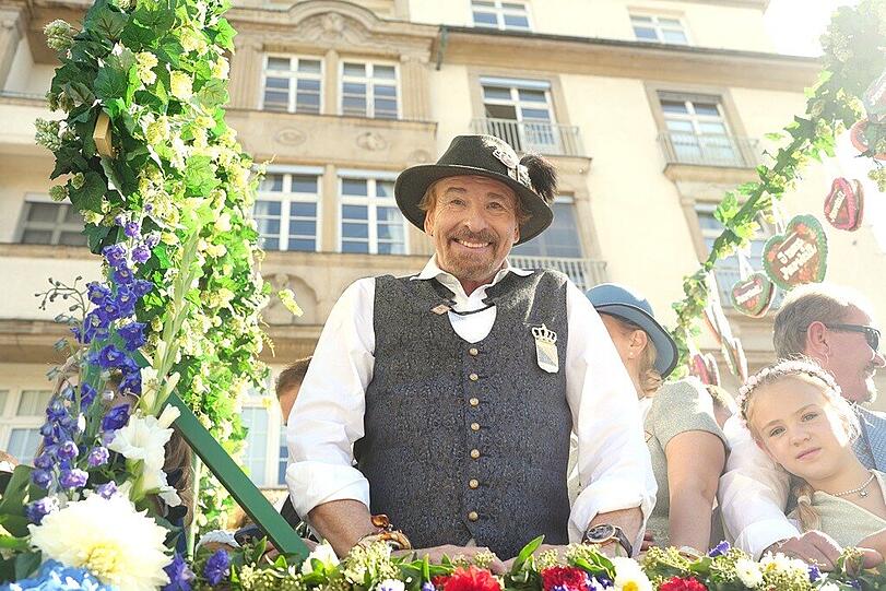 Thomas Gottschalk darf beim Einzug der Wiesn-Wirte in der Schottenhamel-Kutsche mitfahren.