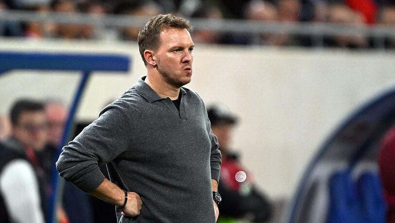 Julian Nagelsmann blickt skeptisch auf das Spielfeld. Julian Nagelsmann blickt skeptisch auf das Spielfeld.