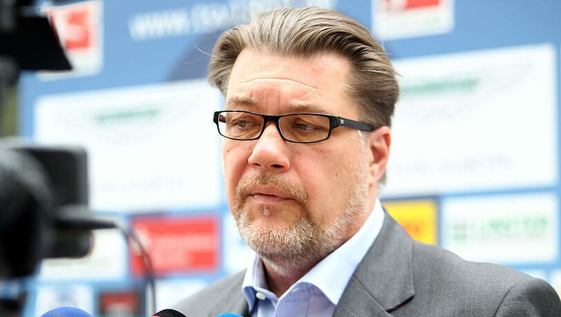 Gerhard Mayrhofer beim Pressegespršch zur Kandidatenvorstellung in der Geschšftsstelle des TSV 1860 München. Gerhard Mayrhofer beim Pressegespršch zur Kandidatenvorstellung in der Geschšftsstelle des TSV 1860 München.