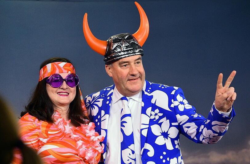 Der bayerische Kultusminister Ludwig Spaenle (r) kommt zusammen mit seiner Frau Miriam als Hippie-Wikinger zur Fastnacht in Franken.