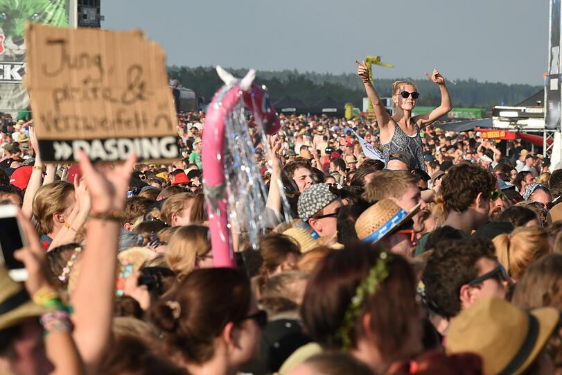 Der Tag begann bei Sommerwetter, dann kamen Donner, Blitz und Starkregen.