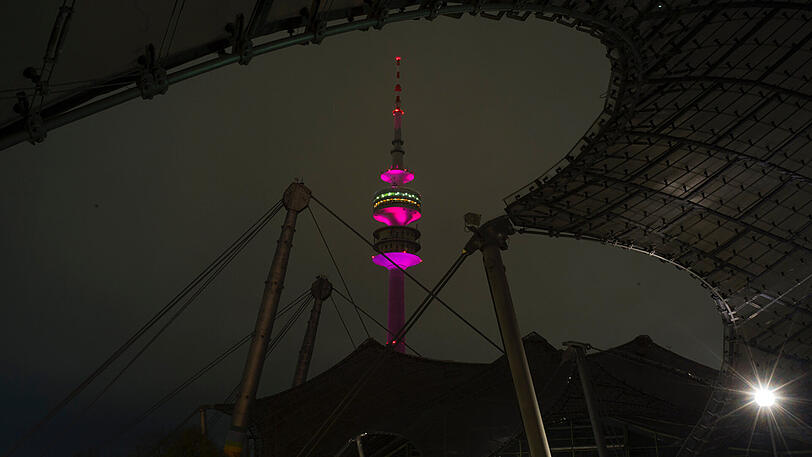 Der Olympiaturm am Montagabend.