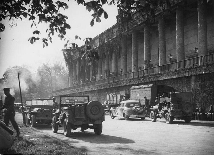 Jeeps der Amerikaner stehen hinter dem Haus der Kunst.