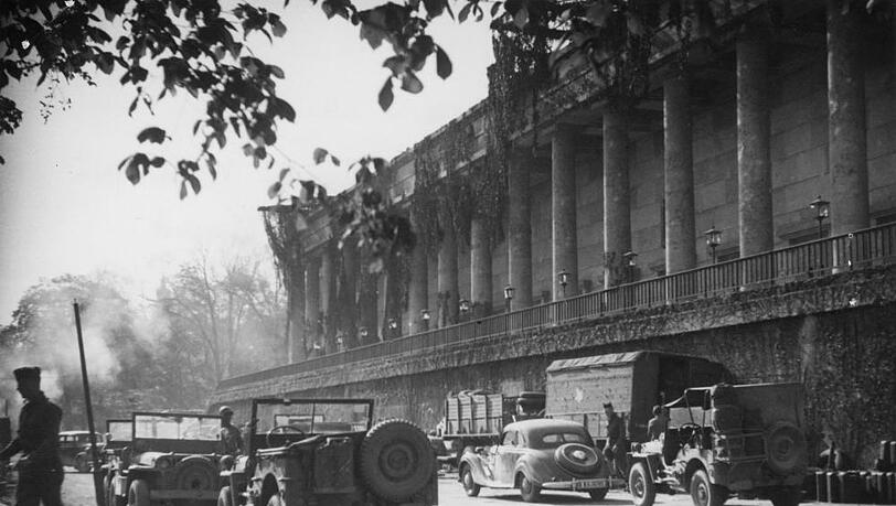 Jeeps der Amerikaner stehen hinter dem Haus der Kunst. Jeeps der Amerikaner stehen hinter dem Haus der Kunst.