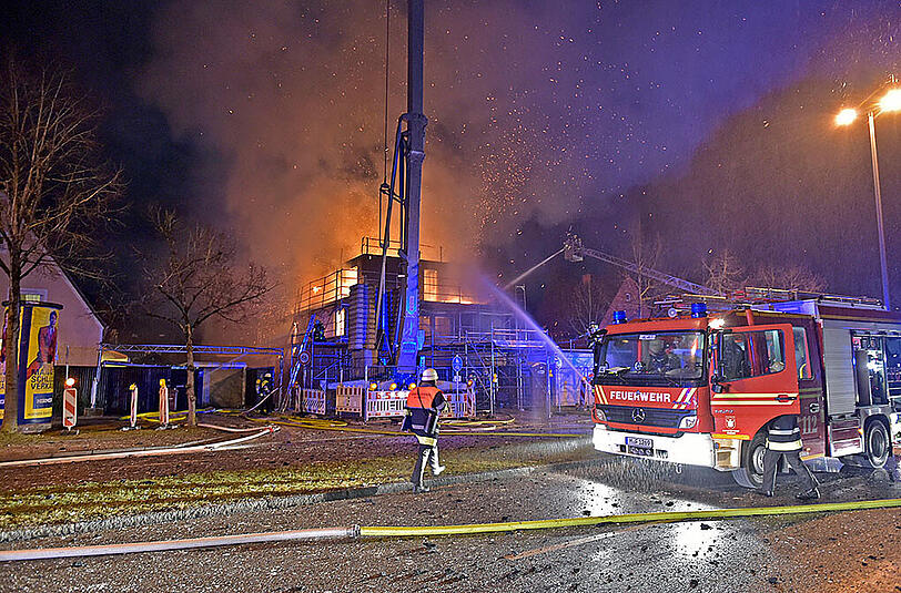 Am frühen Donnerstagmorgen kam es zu einem Brand auf einer Baustelle in der Von-Kahr-Straße. Der Rohbau eines Mehrfamilienhauses wurde komplett zerstört.