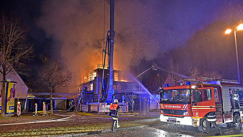 Am frühen Donnerstagmorgen kam es zu einem Brand auf einer Baustelle in der Von-Kahr-Straße. Der Rohbau eines Mehrfamilienhauses wurde komplett zerstört. Am frühen Donnerstagmorgen kam es zu einem Brand auf einer Baustelle in der Von-Kahr-Straße. Der Rohbau eines Mehrfamilienhauses wurde komplett zerstört.
