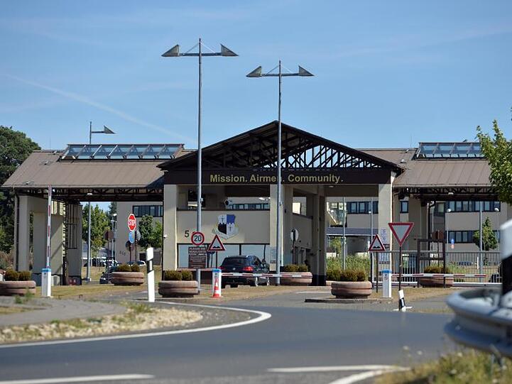In Spangdahlem ist ein Geschwader mit Kampfflugzeugen des Typs F16 stationiert. Insgesamt sind dort etwa 4000 US-Soldaten stationiert.