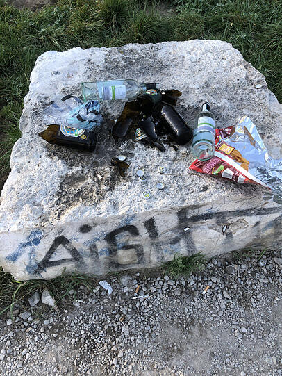 Besonders häufig am Isarufer zu sehen: Zerbrochene Flaschen, die Scherben sind vor allem für Hunde besonders gefährlich.