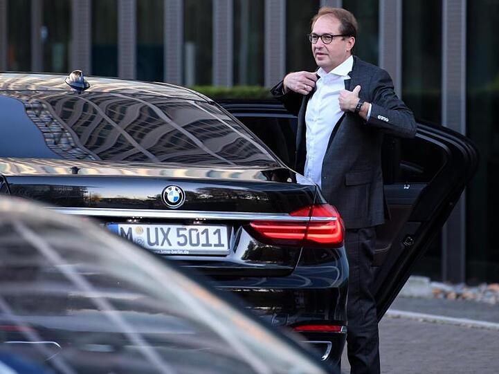 Alexander Dobrindt, Vorsitzender der CSU-Landesgruppe, kommt zu einer CSU-Gremiensitzung in die CSU-Zentrale.