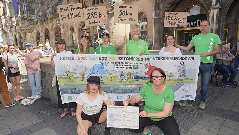 Viele Umweltorganisationen vom Bund Naturschutz bis Green City protestieren vor dem Rathaus gegen den Tunnel.