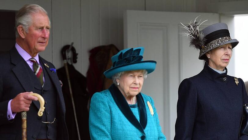 Die Queen bei einem Auftritt mit ihren ältesten Kindern.