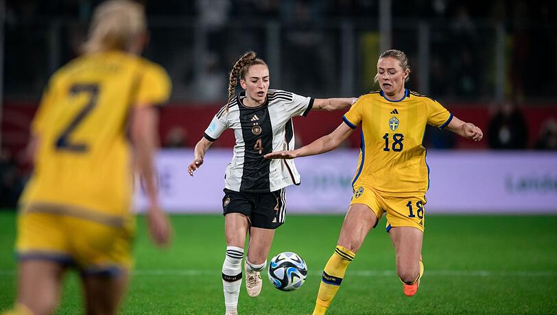 Deutschlands Sophia Kleinherne (M) im Zweikampf mit der Schwedin Fridolina Rolfö (r).