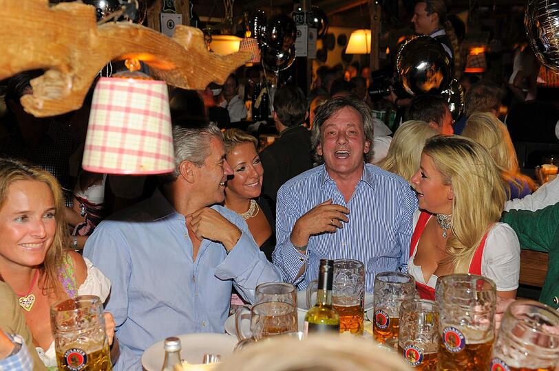 Tiefe Einblicke, volle Dekolletees, Blondinen und ganz viel köstliches Wiesn-Bier: Der "Almauftrieb" im Käferzelt gehört zu den Pflichtterminen und hat auch am ersten Wiesn-Sonntag wieder die Promis angezogen. So lassen es die VIPs krachen - Die Bilder