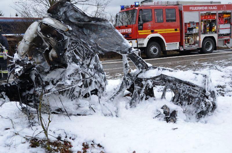 Horror-Unfall am Tag von Heiligabend: Ein Auto ist auf der B12 gegen einen Baum geschleudert. Der Insasse verbrannte im Wrack.