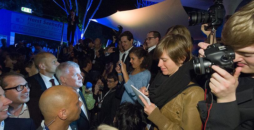 Viel Gedränge, aber eigentlich nur um seehofer selbst. Am Eingang und im P1 war nicht so viel los. Terrasse und einige Räume in der Nobeldisco wurden gar nicht gebraucht. Die Bilder vom CSU-Event im P1.