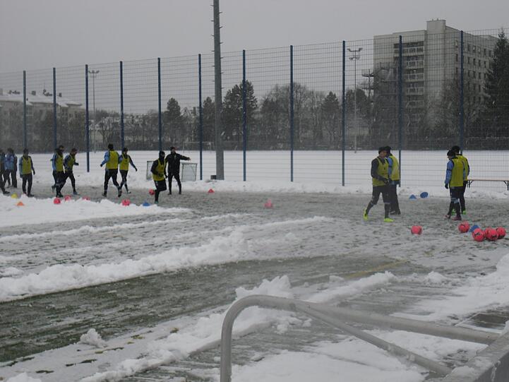 Hart , härter, Alexander Schmidt. Der Trainer des TSV 1860 schickte seine Jungs am Montagvormittag trotz klirrender Kälte, Schneeregen und schneebedeckten Trainingsplätzen raus zum Anschwitzen. Am Abend spielen die Löwen gegen den 1. FC Kaiserslautern. Die Bilder vom Matsch-Training