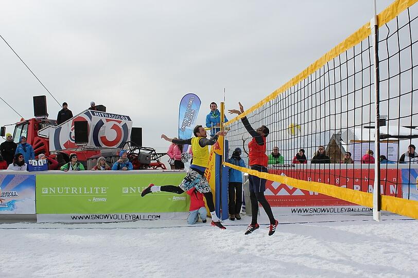 Die besten Bilder vom Turnier der "Snow Volleyball Tour 2013 powered by Amway" auf 1860 Metern Höhe in Wagrain/Österreich.