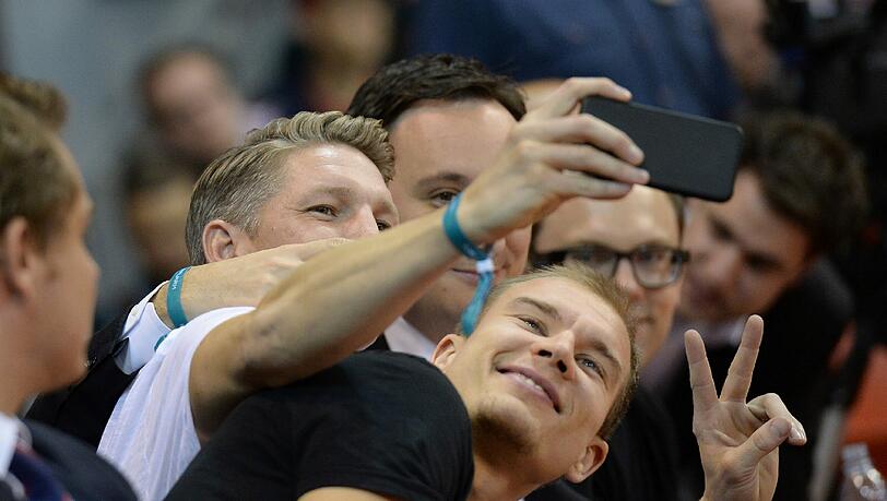 Selfie-Alarm im Audi Dome - Basti Schweinsteiger und Holger Badstuber posieren für die Handykamera.