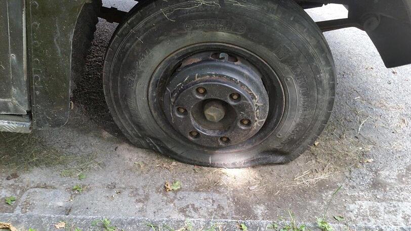 Der Reifen ist platt am Wohnmobil.