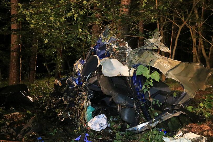 Von dem BMW ist nicht mehr viel zu erkennen. Der Fahrer war sofort tot.