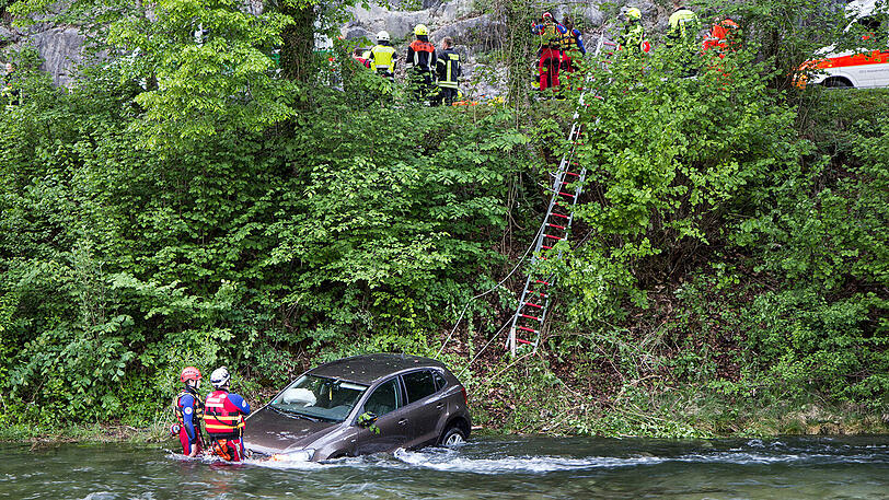 Geradeaus statt Rechtskurve: Dieser Fahrfehler endet im Fluss. Die Bilder.