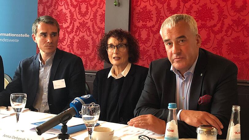 Rias-Koordinator Benjamin Steinitz (v.l.), Anna Deborah Zisler, IKG-Bayern-Vizepräsidentin, Antisemitismus-Beauftragter Ludwig Spaenle.