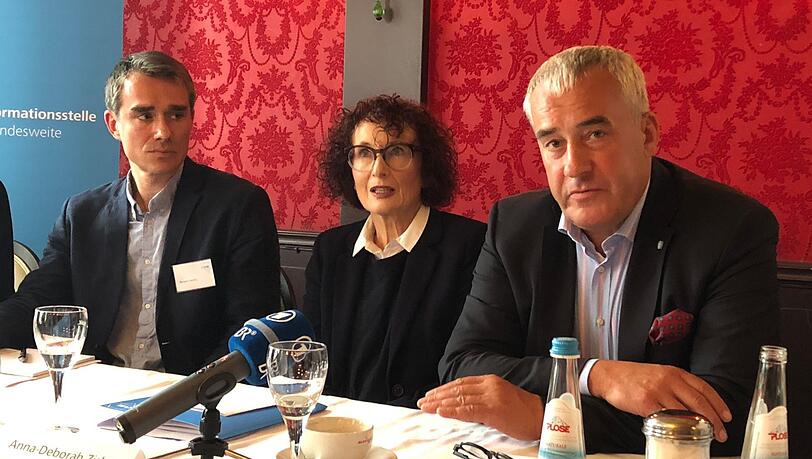 Rias-Koordinator Benjamin Steinitz (v.l.), Anna Deborah Zisler, IKG-Bayern-Vizepräsidentin, Antisemitismus-Beauftragter Ludwig Spaenle. Rias-Koordinator Benjamin Steinitz (v.l.), Anna Deborah Zisler, IKG-Bayern-Vizepräsidentin, Antisemitismus-Beauftragter Ludwig Spaenle.