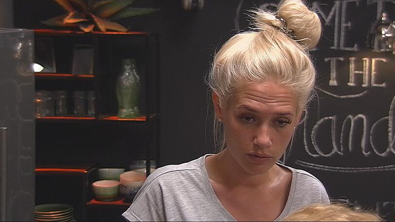 Sarah Knappik stellt Zachi zur Rede.