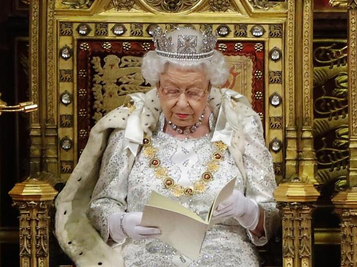 Die Queen wirkte ernst, als sie die Regierungserklärung von Premierminister Boris Johnson vor den Parlamentariern beider Kammern im Oberhaus verlas.