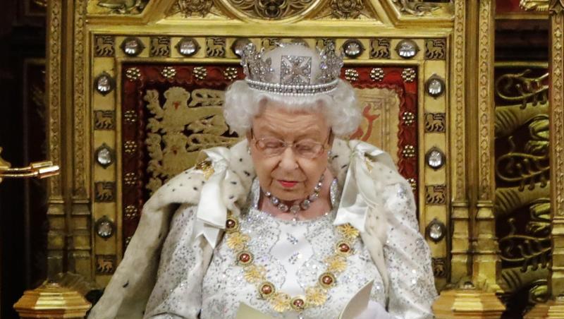 Die Queen wirkte ernst, als sie die Regierungserklärung von Premierminister Boris Johnson vor den Parlamentariern beider Kammern im Oberhaus verlas. Die Queen wirkte ernst, als sie die Regierungserklärung von Premierminister Boris Johnson vor den Parlamentariern beider Kammern im Oberhaus verlas.