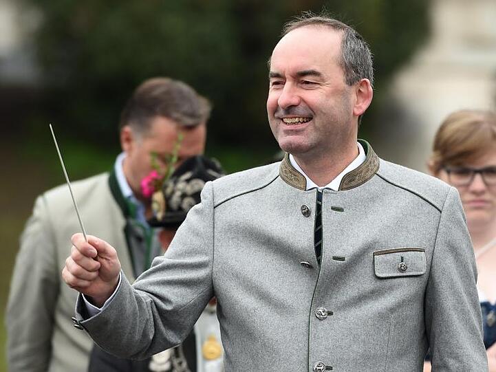 Hubert Aiwanger (Freie Wähler), Bayerns Wirtschaftsminister, dirigiert auf der Wiesn eine Musikkapelle. Foto: Felix Hörhager/dpa/Archivbild
