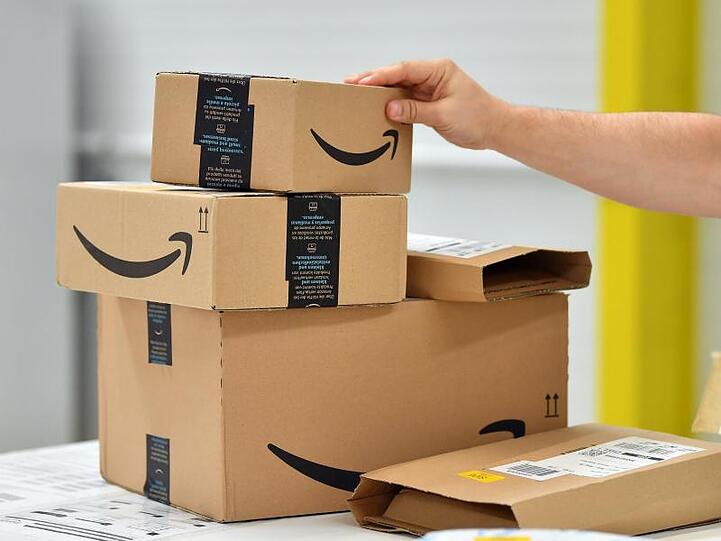 Wissenschaftler der Universität Bamberg hatten ermittelt, dass die Bundesbürger bei Bestellungen im Internet jedes sechste Paket wieder zurückschicken. Rund vier Prozent der Waren - rund 20 Millionen Produkte - landeten anschließend im Müll.