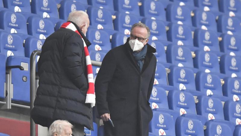 Karl-Heinz Rummenigge (r) steht auf der Tribüne.