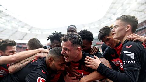 Bayer Leverkusen ist zum ersten Mal deutscher Fußball-Meister.
