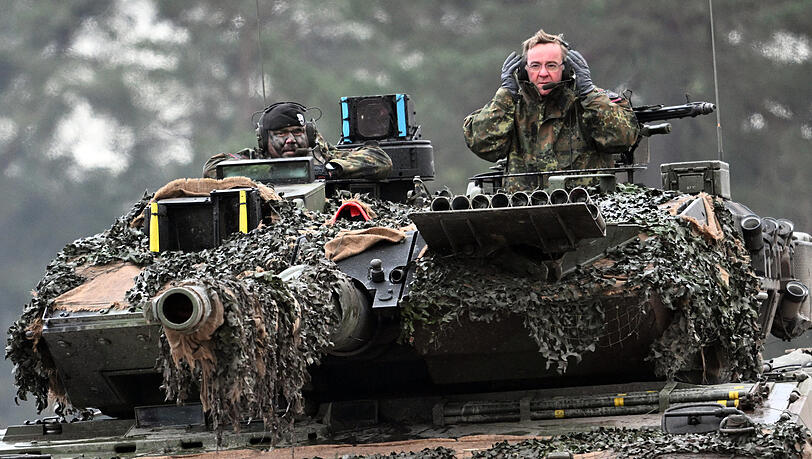 Boris Pistorius fährt im Turm eines Leopard 2A6 mit einem Soldaten des Panzerbataillon 203 der Bundeswehr. Boris Pistorius fährt im Turm eines Leopard 2A6 mit einem Soldaten des Panzerbataillon 203 der Bundeswehr.