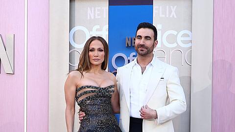 Jennifer Lopez hat Ger&uuml;chte um eine m&ouml;gliche Romanze mit ihrem "Office Romance"-Co-Star Brett Goldstein dementiert.