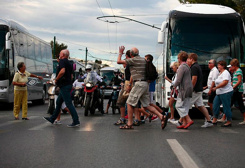 Vereinsamte Bahnhöfe, leer stehende Busse, Autolawinen in den Straßen: Streiks legen öffentlichen Verkehr in Athen lahm. Die Bilder.