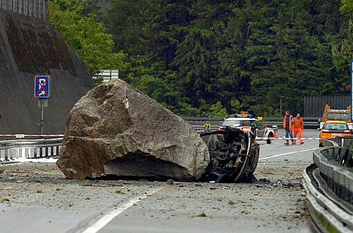 Mai 2006: Auf der Schweizer Gotthard-Autobahn bei Gurtnellen rutschen sechs Felsbrocken von der Größe eines Lasters auf die Straße.